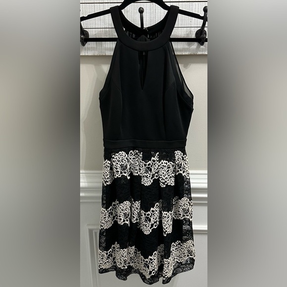 Guess Black and White Lace Mini Halter Key Hole Sheer Back Dress size 2 - Picture 3 of 8